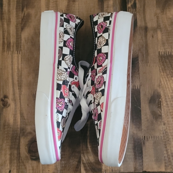Kids VANS - Size 2. 5 Pre-Owned, Black & White With Multi-Colors Donuts Print - Picture 6 of 9